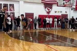 看文班胯下换手暴扣，感觉都不用怎么跳就完成了😂