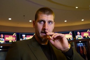 逆天大长腿抢镜！绿军股东何猷君与女友奚梦瑶出席球队慈善晚宴