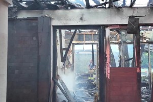 这下亏惨了！😳媒体晒斯波房子被烧后的内部场景，一片狼藉