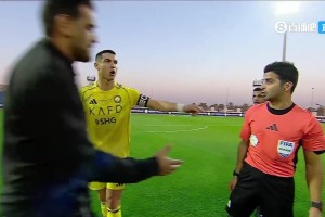 C罗点赞！半场结束不满判罚找到裁判争论