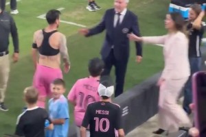 特朗普的孙子们抢着和梅西握手😂