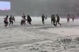 暴雪挡不住足球的热情！现场感受雪中倒钩破门夺得总冠军🏆