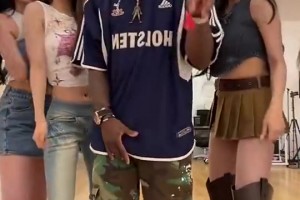 甲亢哥每次出门都有美女相伴……这次和四位女团小姐姐共舞