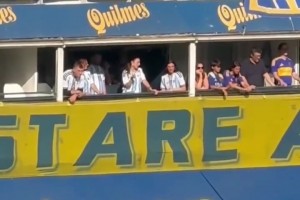 欧美女歌手Lipa现场观看阿根廷超级德比，这都被发现了啊~