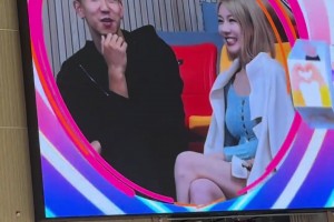 库里看到巴特勒大妈造型，实在绷不住笑喷了！🤣