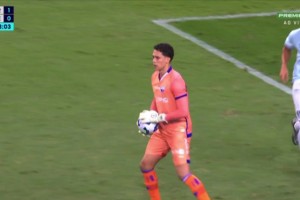 大意了啊😂！巴甲门将被老六偷鸡成功