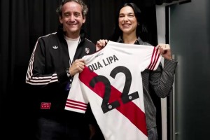 全球顶流！Dua Lipa现场观看博卡对河床，并与双方主席合影！