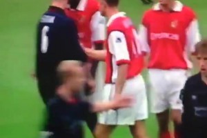 基恩和维埃拉短暂冲突，斯塔姆介入，顶牛+锁喉回应