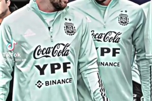 钢铁猛男最温柔的眼神！德保罗总是以拉丝的眼神望向梅西~