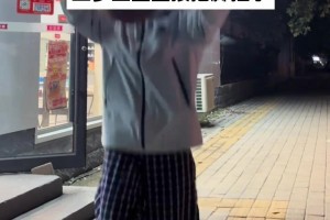 有没有听见骨头的声音？美女三步上篮直接把脚扭了~