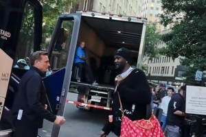 湖人战胜鹈鹕NBA杯保持不败～赛前湖人球员前往球馆