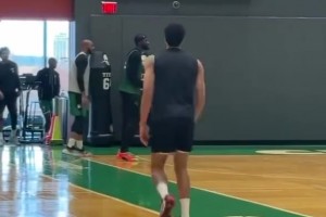 虽然这赛季状态不好，但克莱在独行侠主场人气还是可以的