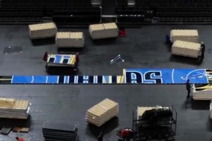 偏暗？独行侠NBA杯专属地板来了 吧友们觉得怎么样？