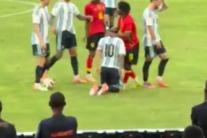 梅西遭对手粗野犯规！罗梅罗冲过来准备干架保护梅西🤣