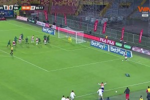 99%的球员都不会做的选择！补时小角度挑射绝杀