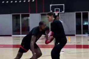 他是从哪冒出来的！外网网友恶搞：詹姆斯的追身大帽是什么样的？