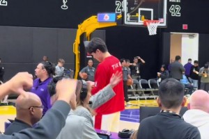 杨瀚森昨日跟小“黑粉”们相视一笑😂