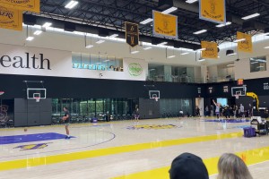 恐怖麒麟臂！东契奇这记贯穿全场的超远单臂三分，真是逆天了🤯