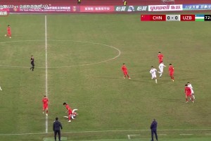 太冲动了！汪士钦拉倒对手后又上手推，替补上场被直红罚下