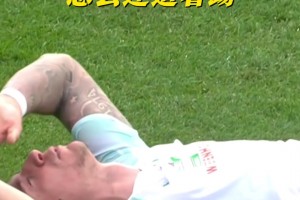 球场“霸凌”真可怕😂！5秒钟内遭遇同一对手3连击