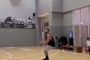 没人吃你这套了😅本·西蒙斯休赛期还苦练三分，到现在都没合同