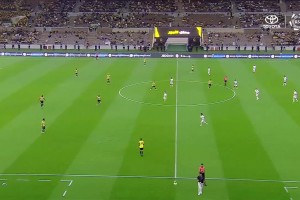 乾贵士颠球不转，身体姿态松弛，脚步轻盈，一看球感就好~