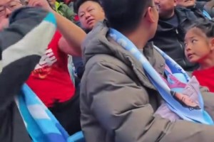 胆子真大！实拍海港球迷在大连英博主队区险些被揍😱