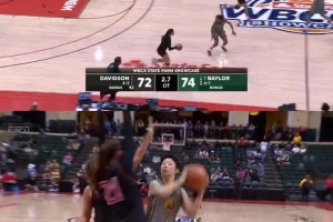 多角度回看！留洋女篮球员邓雨婷大心脏绝杀🤯助贝勒大学取胜！