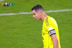 尴尬😅！C罗禁区外射门皮球直奔角球区逗笑解说