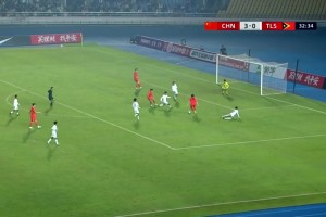 万项角球传到中路，张伯霖头球破门