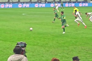 无私👍！现场实拍：法比奥中超金靴的军功章应有张稀哲的一半