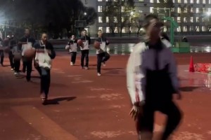 网友打趣：工体文明观赛员，史上最无奈的岗位😶