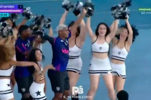 来快活啊😂！球员进球后，与啦啦队小姐姐们一起跳舞庆祝