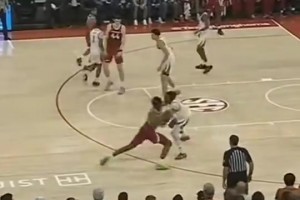 这爆发力！美媒翻出湖人新秀阿杜·蒂耶罗NCAA的炸裂隔扣🤯