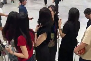 球迷拍到胡明轩妈妈现场观战儿子：这是妈妈？是姐姐吧！😱