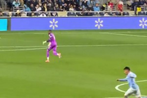 极限扑救！这么漂亮的半场弧线，门将是真扑啊🐮