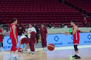 认真备战世预赛！周琦和张镇麟在训练后，还留在场上商讨技战术