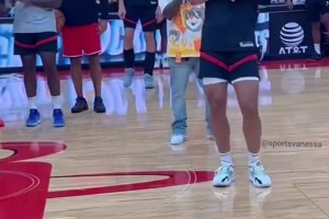 重温下火箭龙哥妖娆的舞姿😂😂不敢想狄龙没走这火箭得多吓人