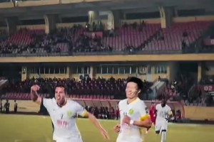 卡里乌斯附体😱！现场视角再看河内门将超巨失误送林良铭得分